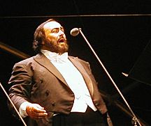 Archivo:Luciano Pavarotti 15.06.02 cropped2