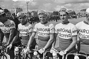 Archivo:Margnat-Paloma riders Federico Bahamontes, André Darrigade and Jacques Gestraud, Tour de France 1964