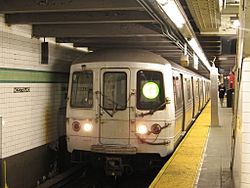 Archivo:NYC Subway 6248 on the G
