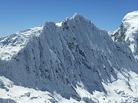 Nevado Ocshapalca desde la cumbre del nevado Vallunaraju.jpg