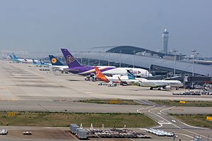 Archivo:Osaka Kansai Int'l Airport Terminal1 (17567741930)