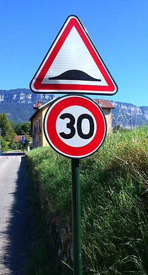 Archivo:Panneaux de signalisation A2b et B14 sur RD913 (Aix-les-Bains)