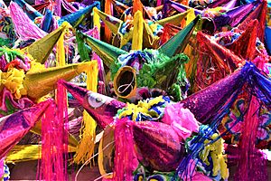 Archivo:Piñatas coloridas