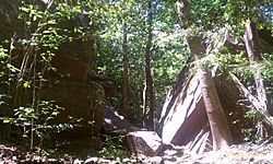 Piedra sellada en bosque el imposible - panoramio.jpg