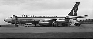 Archivo:QANTAS Boeing 707-138B Finney-1