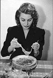 Archivo:Sophia Loren eating spaghetti 1955