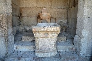 Archivo:The interior of the small votive temple, distyle in antis, of Tuscan order with a single cella, built by a man named Caius Julius Lacer, and dedicated to the Roman emperor Trajan and the Roman Gods, Spain (39695884535)