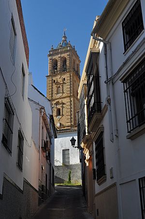 Archivo:Torre de la Parroquia de Santiago Apóstol
