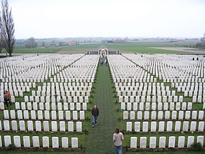 Archivo:View from top of Tyne Cot