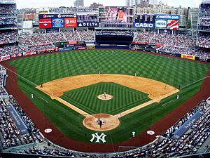 Archivo:Yankee Stadium upper deck 2010