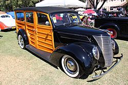 Archivo:1937 Ford Deluxe Woody Wagon (20797889808)