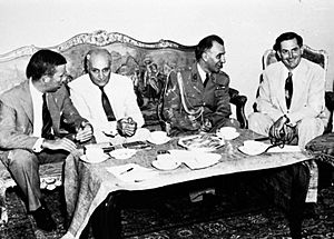 Archivo:1953 Iranian coup d'état - Zahedi After coup d'état with US Authorities