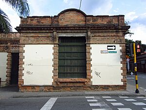 Archivo:2019 Envigado - Fachada sobre la calle 40 de la Escuela Fernando González
