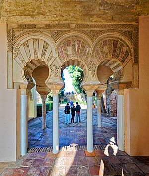 Archivo:31.12.2021 - Rundgang durch die Maurische Festung in Malaga. 14