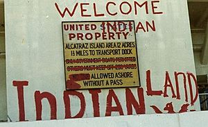 Archivo:Alcatraz Occupation "Welcome to Indian Land" graffiti