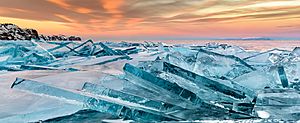 Archivo:Baikal ice on sunset