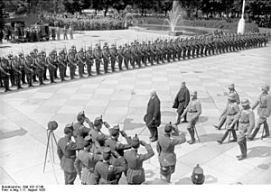 Archivo:Bundesarchiv Bild 102-12140, Verfassungsfeier, Ehrenkompanie der Reichswehr