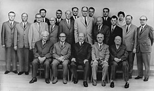 Archivo:Bundesarchiv Bild 183-G0726-0206-001, Politbüro des ZK der SED, Mitglieder und Kandidaten