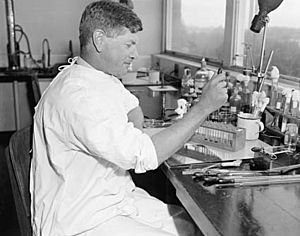 Archivo:Burnet in the lab