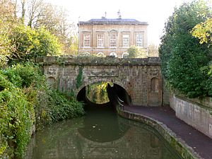 Archivo:Canal tunnel under Sydney Road - geograph.org.uk - 2171080