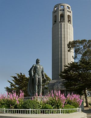 Archivo:Coit Tower and Columbus Statue
