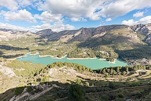 Archivo:Embalse de Guadalest, Alicante, España, 2023-01-21, DD 24