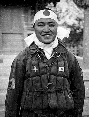 Archivo:Ensign Kiyoshi Ogawa hit Bunker Hill (new)