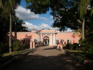 Archivo:Entrada al Palacio San Jose