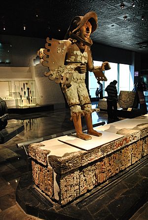 Archivo:Escultura de un cuāuhpipiltin en fragmento de una banqueta de la Casa de las Águilas - Museo del Templo Mayor