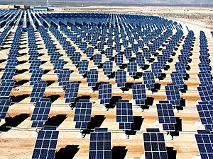 Archivo:Giant photovoltaic array