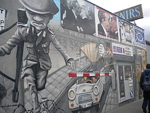 Archivo:Graffiti Muro de Berlín, Berlín, Alemania - panoramio