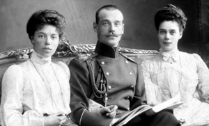 Archivo:Grand Duchess Olga her brother Grand Duke Micheal and her sister Grand Duchess Xenia