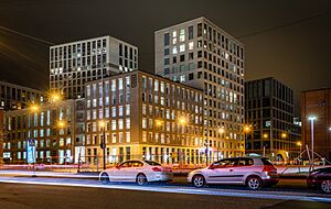 Archivo:Helsingin Newton and Helsingin Edison in Kalasatama, Sörnäinen, Helsinki, Finland, 2022 November