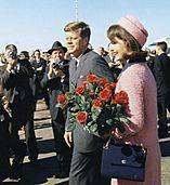 Archivo:Kennedys arrive at Dallas 11-22-63 (cropped)
