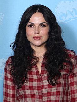 Lana Parrilla Photo Op GalaxyCon Richmond 2022 (cropped).jpg