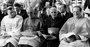 Archivo:Lehmann, Schaffran, Ratzinger, Meisner 1987 in Dresden
