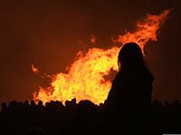Archivo:Lewes bonfire onlooker from Flickr user Dominic's pics
