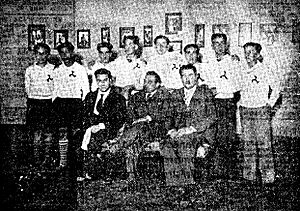 Archivo:Manuel Lesteiro, Álvaro de las Casas y Filgueira Valverde con los ultreyas en Pontevedra (1932)