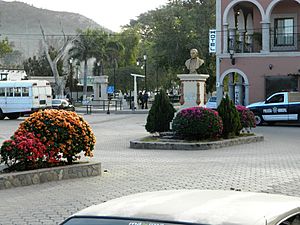 Archivo:Monumento a Juarez y Bugambilias Alameda Alamos 2014