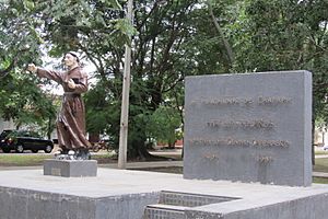 Archivo:Monumento a fray Luis Bolaños, fundador de Caazapá.
