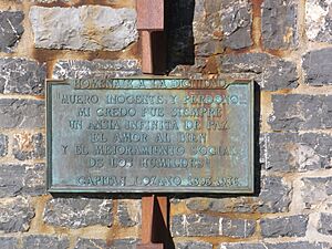 Archivo:Monumento en honor del capitán Lozano, en el alto de Aralla, Sena de Luna, en agosto de 2012 03