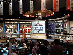Archivo:NFL Draft 2010 set at Radio City Music Hall