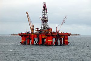 Archivo:Oil platform in the North SeaPros