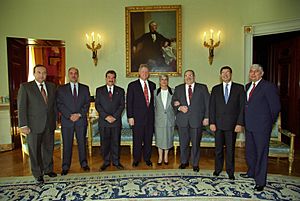 Archivo:Photograph of President William Jefferson Clinton with Presidents of Central American Nations on the State Floor of the White House - NARA - 5899990