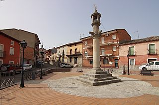 Picota o rollo, plaza de la Constitución, Nombella.jpg