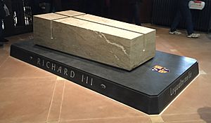 Archivo:Picture of Richard III's new tomb (cropped)
