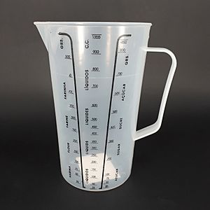 Archivo:Plastic measuring cup 2017 B1