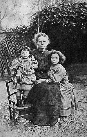 Archivo:Portrait of Marie Curie and her daughters, 1908 Wellcome L0001758