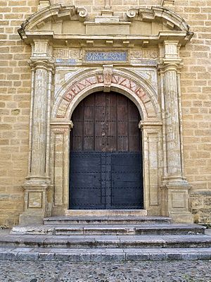 Archivo:Puerta de la Cuesta. Colegiata de Osuna