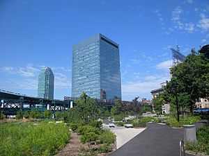 Archivo:Queens Plaza east Gotham Center 2012 jeh
